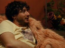 a man lies on a couch talking in the film confesiones chin chin