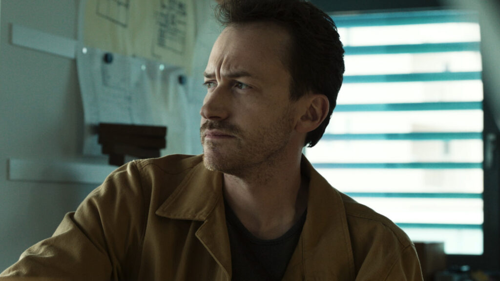 Joseph Mazzello in Monument