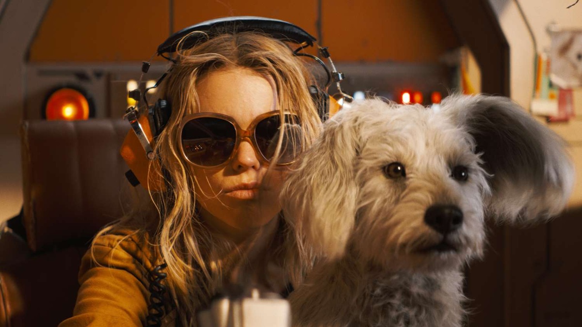 Kara and Krypto in a scene from 'Supergirl'.